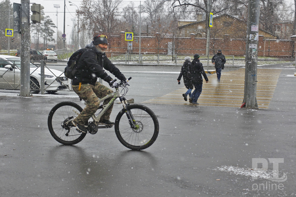Велосипедист_снег_A8G2422