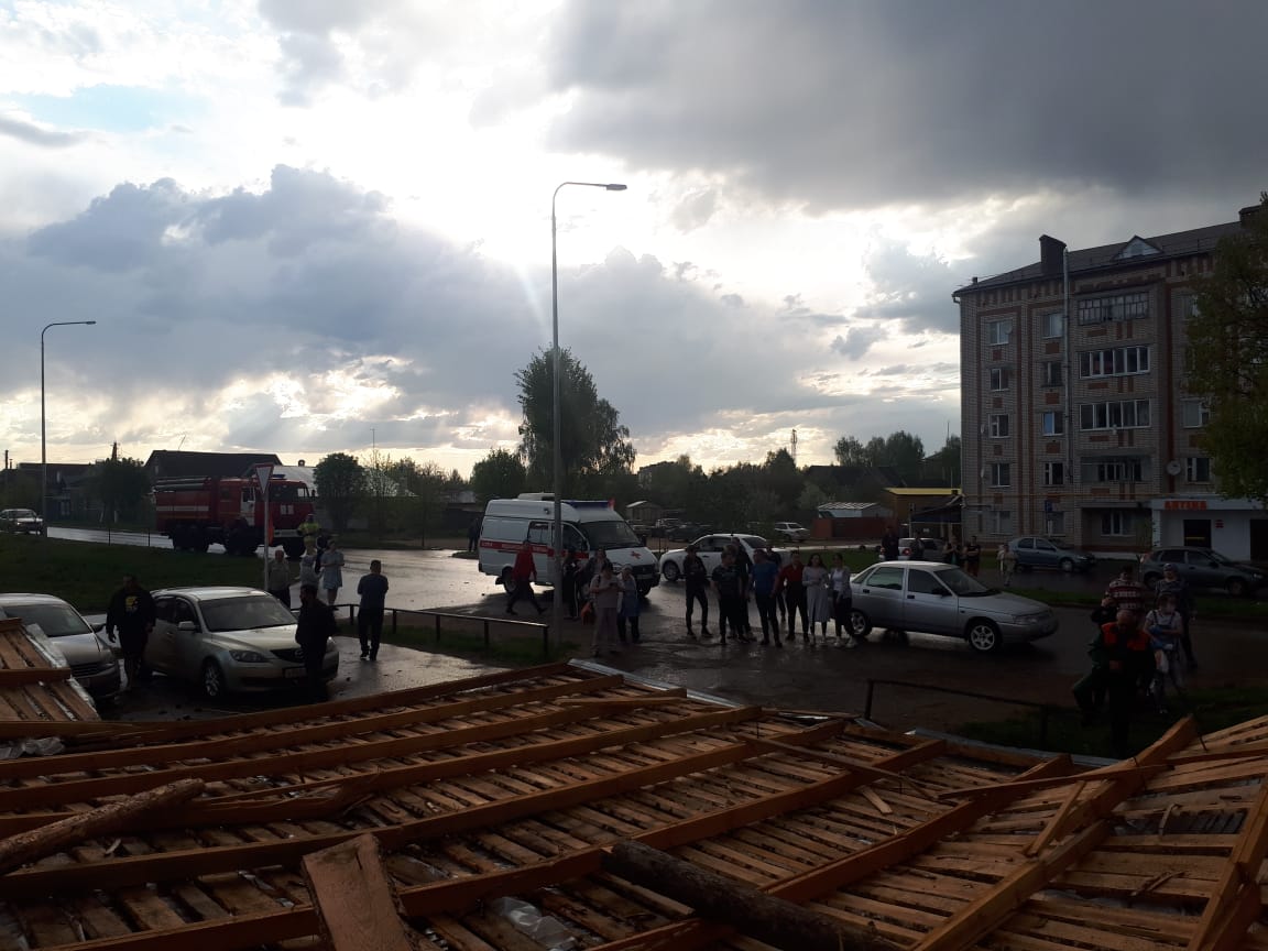 В Кукморе сильный ветер сорвал крыши трёх домов | 10.05.2020 | Казань -  БезФормата