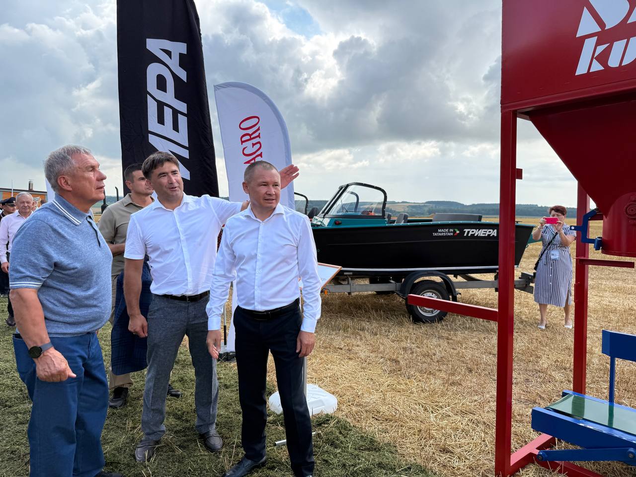 Минниханов оценил уборочные работы в Кукморском районе и поздравил механизаторов
