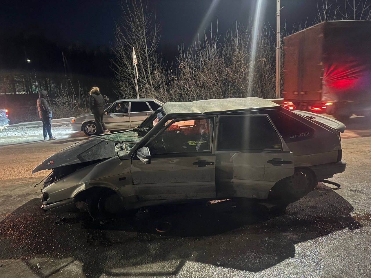 Пьяные покатушки: в Лениногорске ВАЗ-2114 с водителем и пятью пассажирами врезался в отбойник