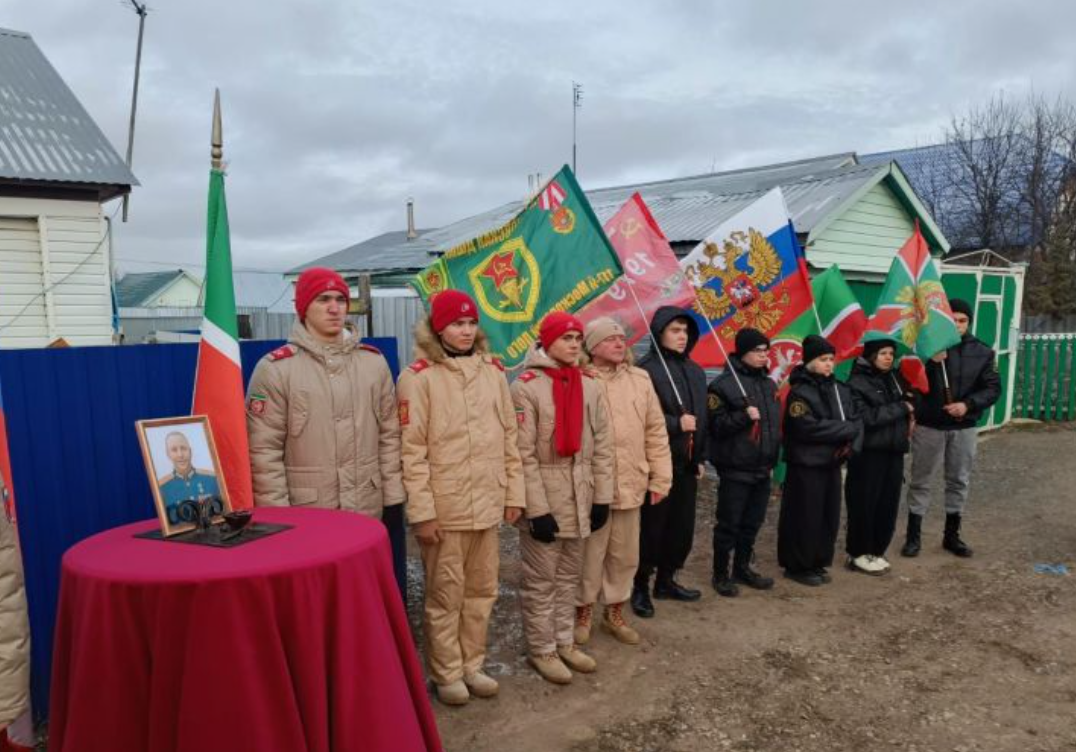 В Рыбной Слободе установлена мемориальная доска в честь Героя России Сергея Чебнева