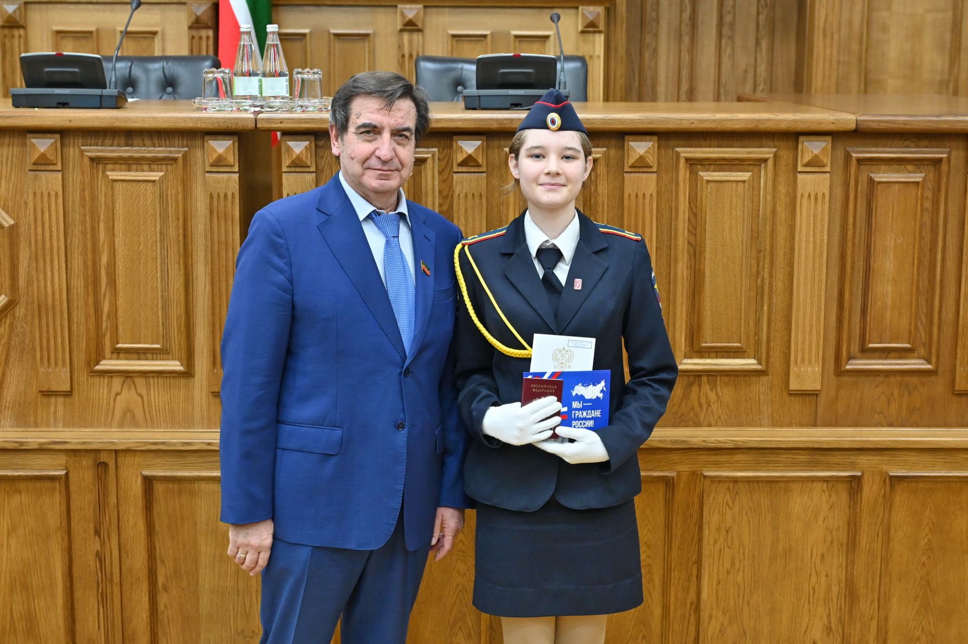 В Госсовете Татарстана вручили первые паспорта школьникам из Казани