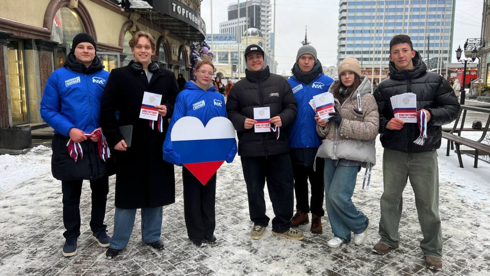 Молодогвардейцы раздали казанцам 300 экземпляров Конституции России