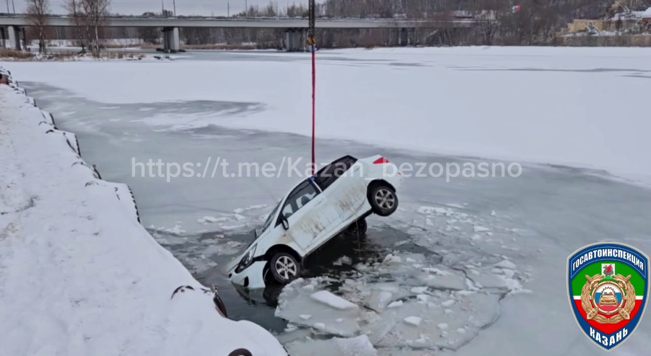 Ночью в Казани автомобиль съехал в Казанку – погиб пассажир