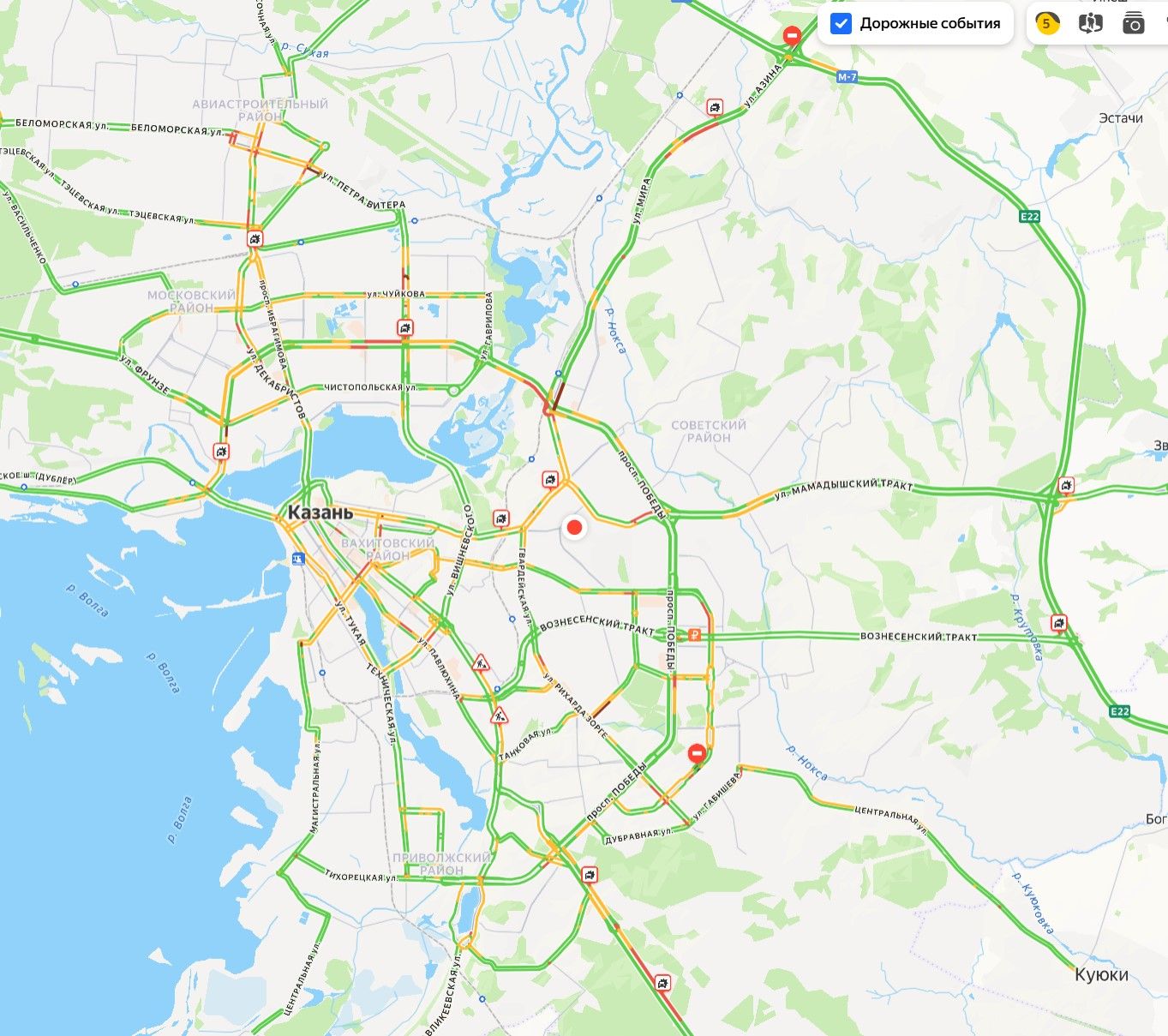 Метель и ДТП привели к пробкам в Казани