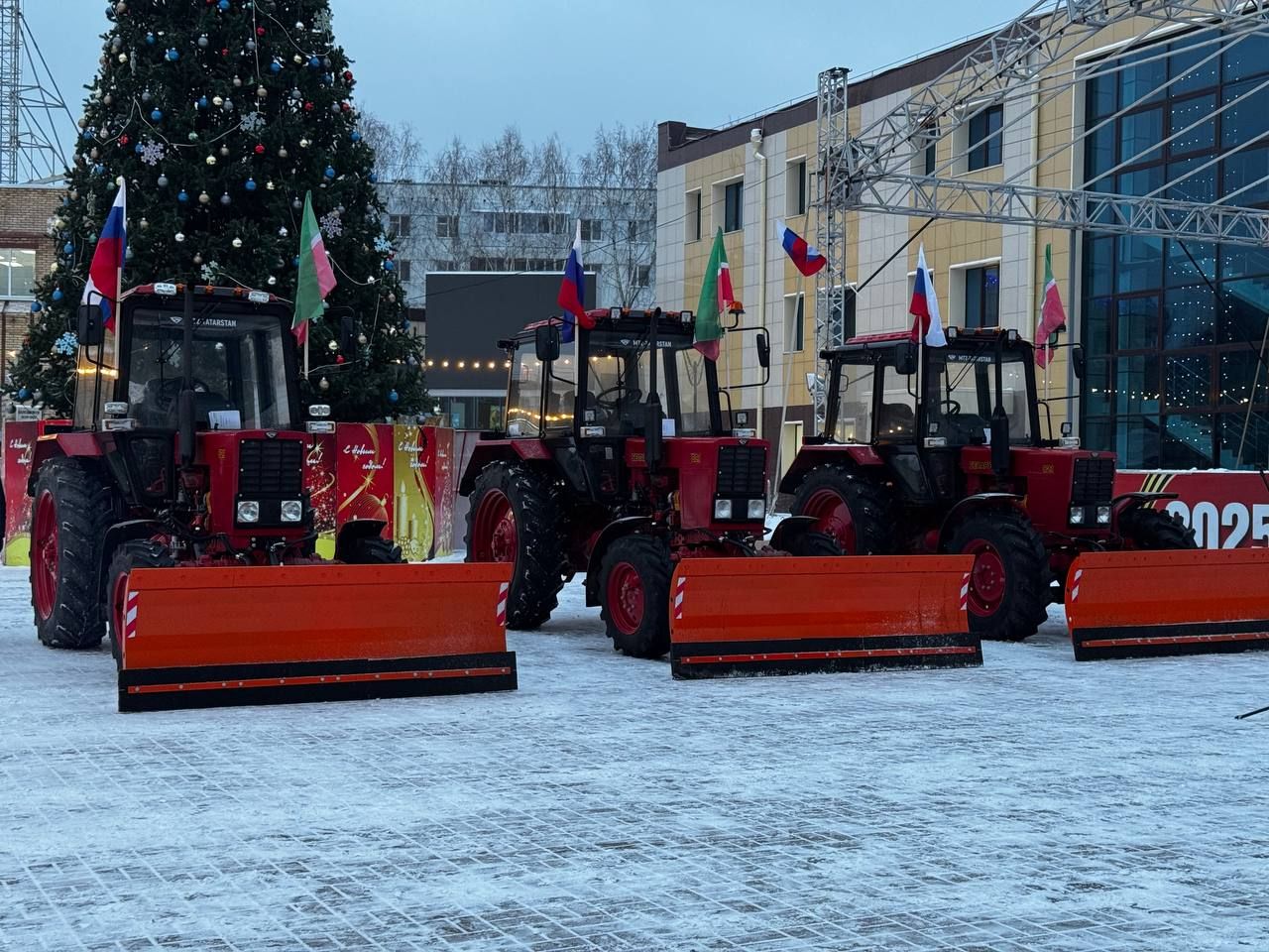Сельские поселения Менделеевского района получили три новых трактора