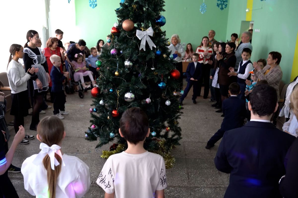 В казанской школе прошла новогодняя елка для детей с ОВЗ и из семей участников спецоперации