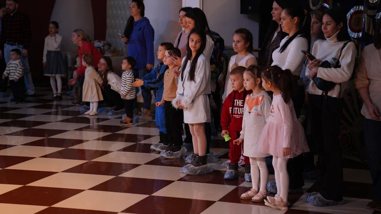 Благотворительная елка в Казани собрала 250 ребят из многодетных семей