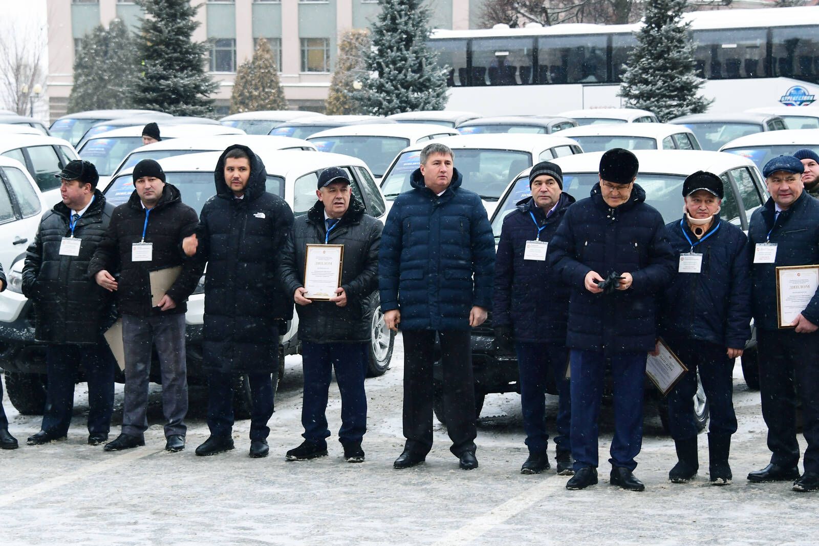 В помощь МСУ: Минниханов вручил ключи от 100 автомобилей муниципалитетам Татарстана