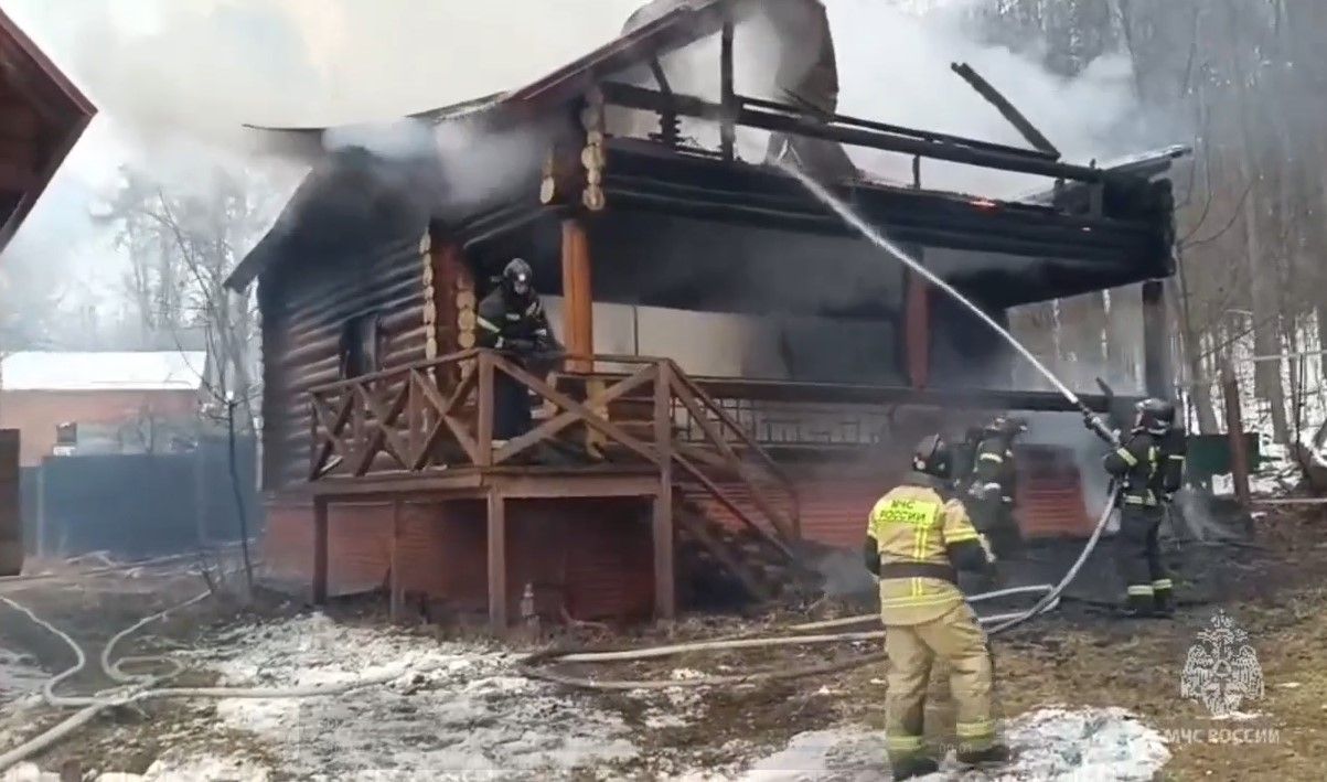 В Зеленом бору пожарные потушили два загоревшихся дома