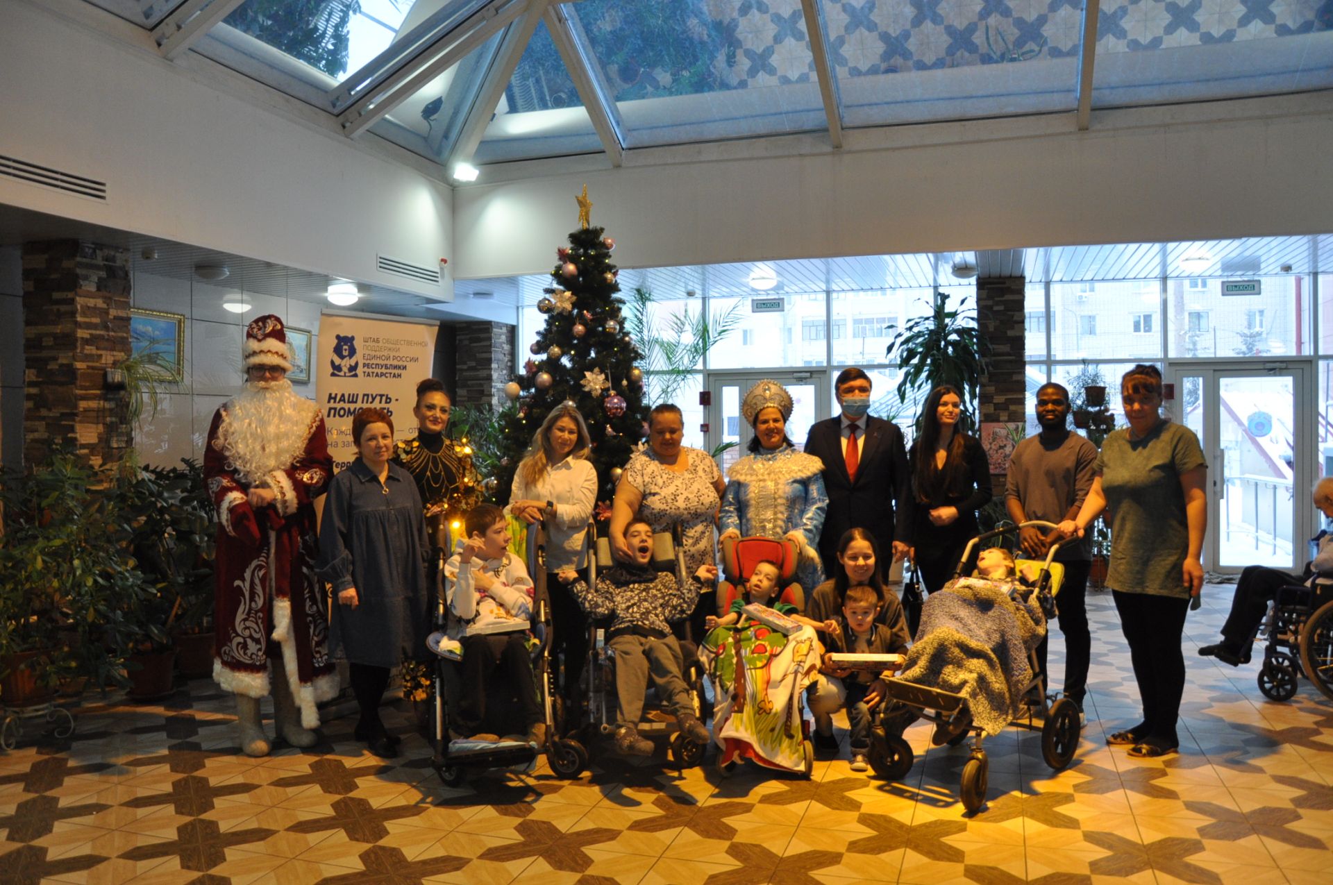 «Лечат даже душевные боли»: новогодний праздник прошел в детском хосписе Казани