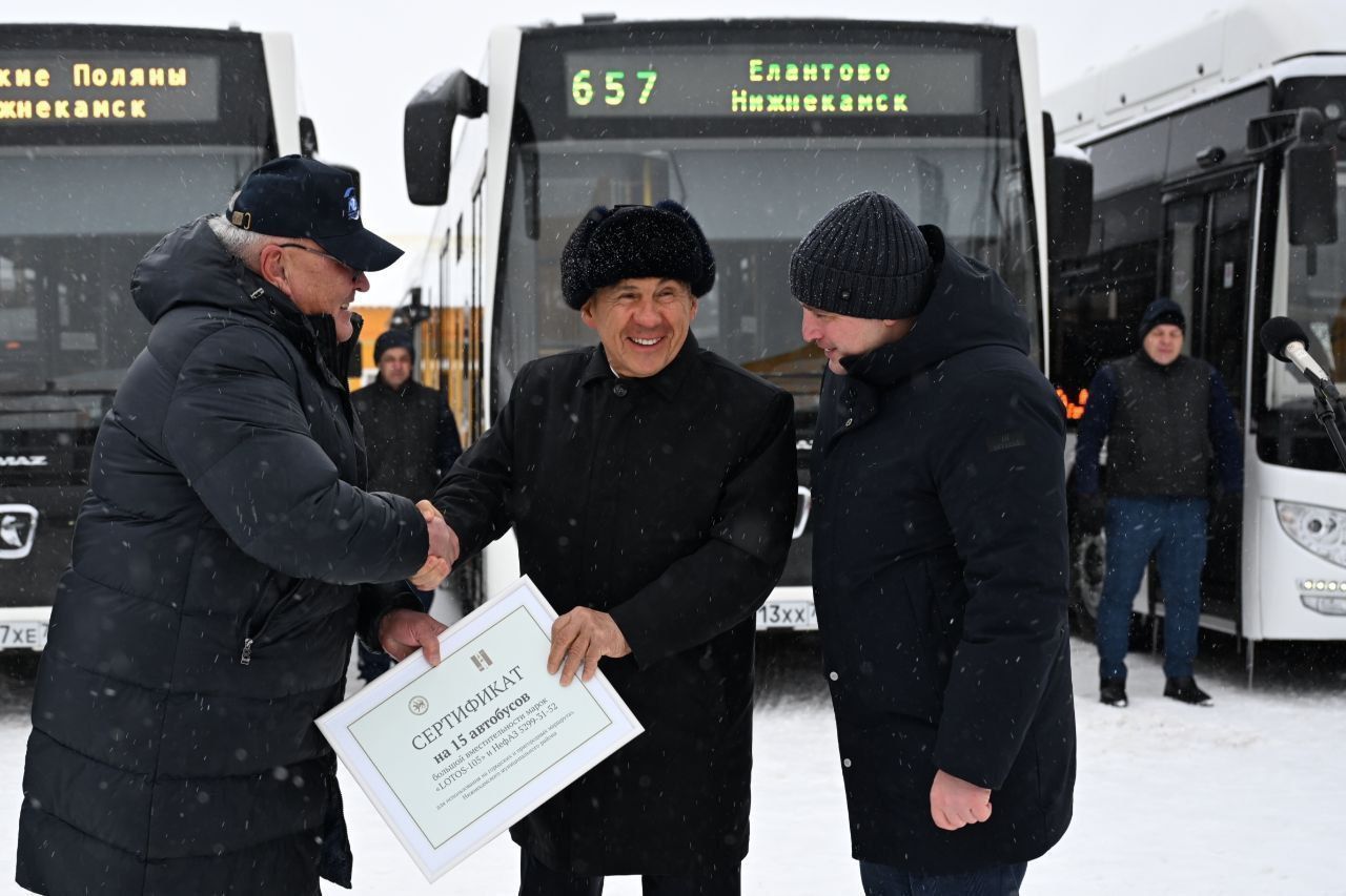 Минниханов передал Нижнекамску ключи от 15 новых автобусов