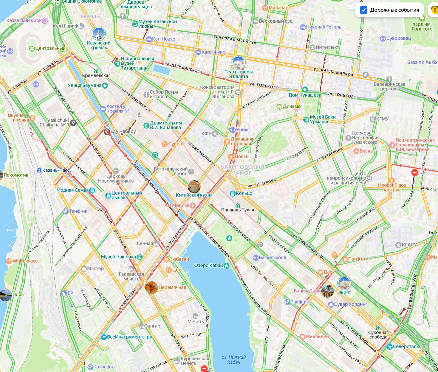 В центре Казани встали троллейбусы
