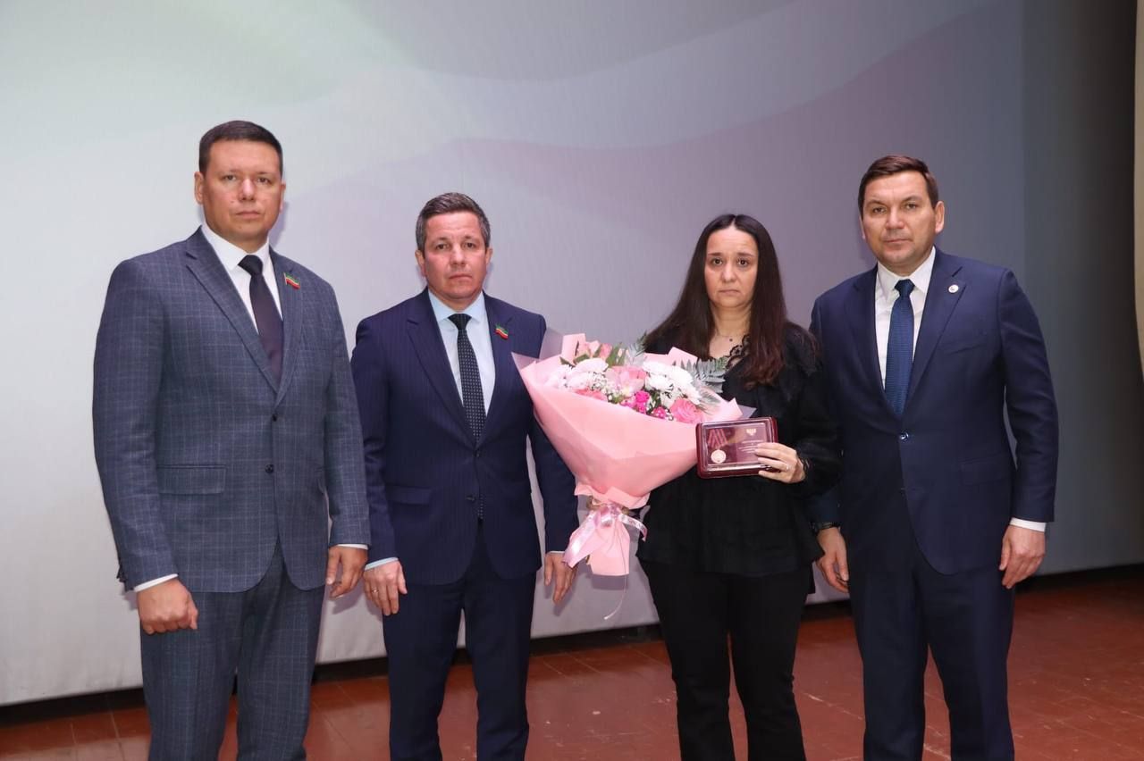 Семьям участников СВО в Апастовском районе вручили ордена и медали