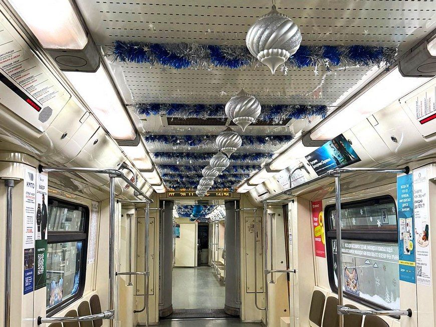 Троллейбусы и поезда в метро Казани начали украшать к Новому году
