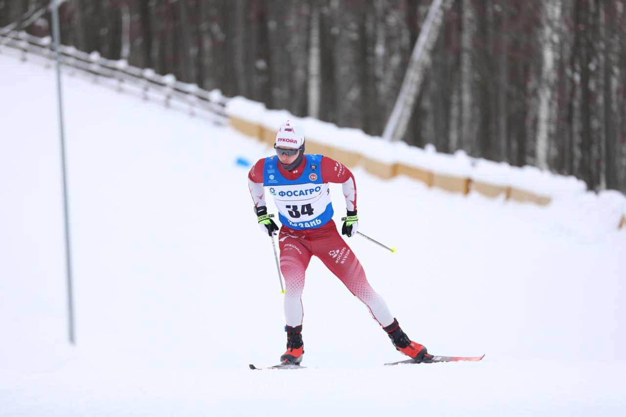 Большунов стал победителем гонки свободным стилем на 15 км на этапе Кубка России в Казани