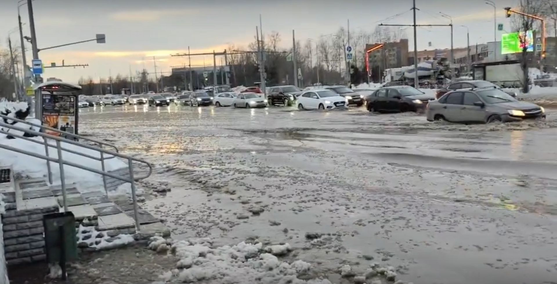 Потоп на Дубравной привел к огромной пробке в Приволжском районе Казани