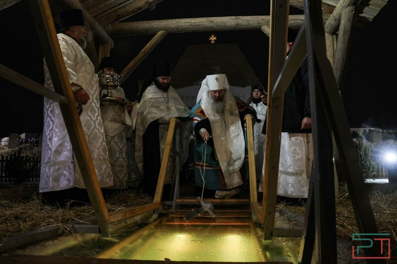 Митрополит Кирилл совершил чин освящения воды на Казанке в канун Крещения