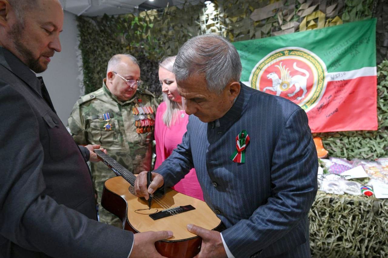 Гитара с автографом Рустама Минниханова доставлена десантникам в Запорожье