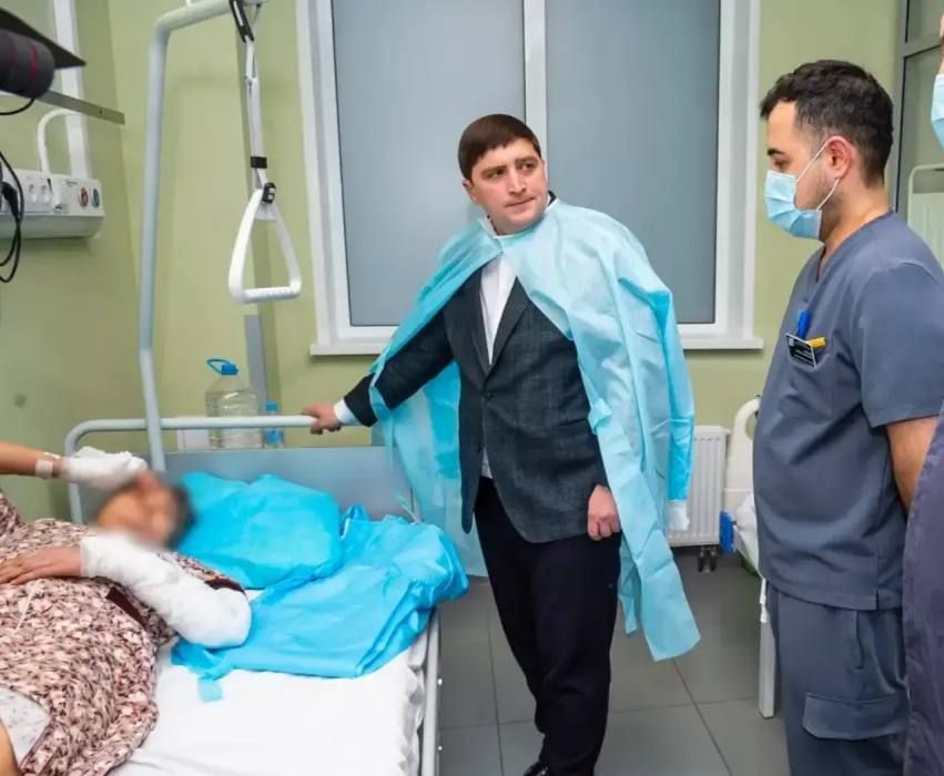 «Приняла удар на себя»: власти Нижнекамска окажут помощь женщине, которую ранил школьник