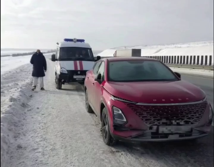 На трассе М-12 в Мамадышском районе спасатели помогли замерзающим в машине супругам