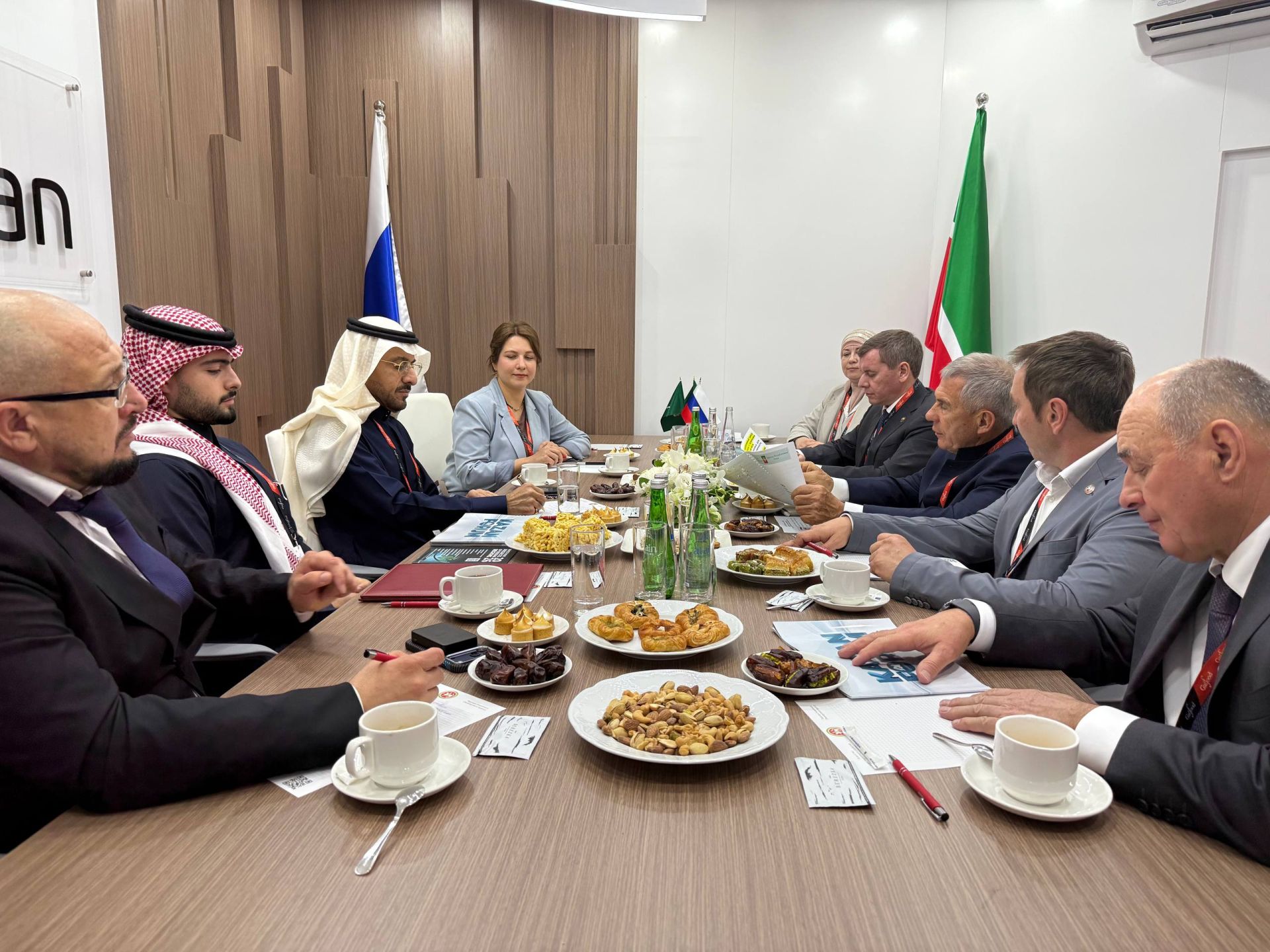 Раис Татарстана встретился с главой компании Abdulmohsen Al Rоssais & Sons