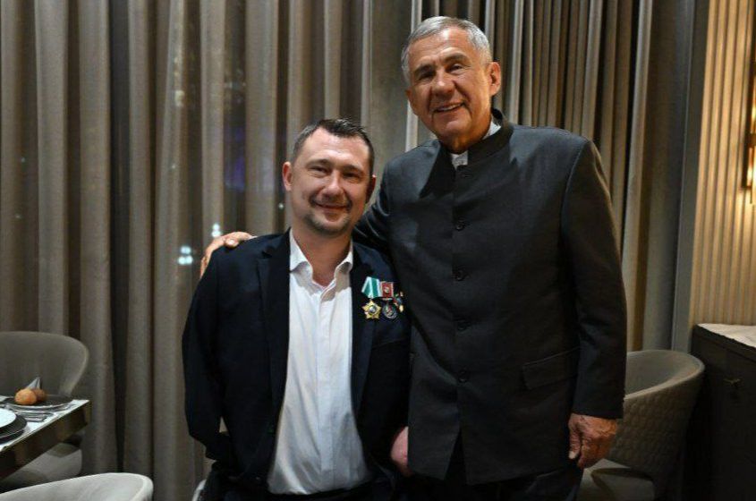 Минниханов поделился фото с паралимпийцем Талаем: «Удивительной воли человек!»