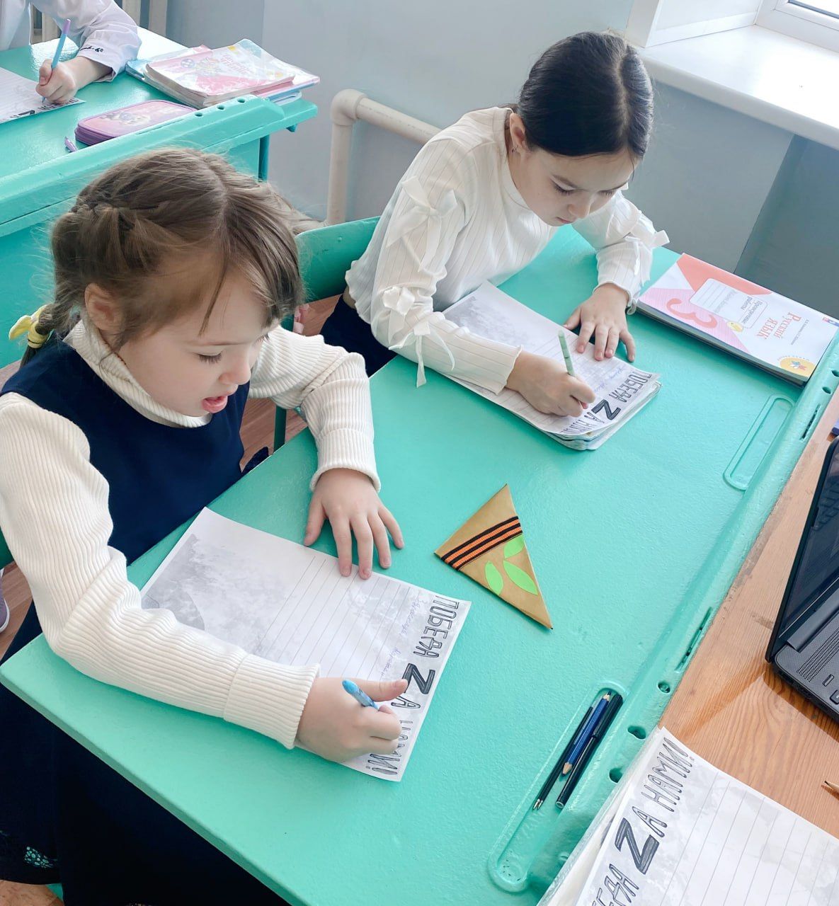 «Скорейшего возвращения»: нурлатские школьники написали письма бойцам СВО