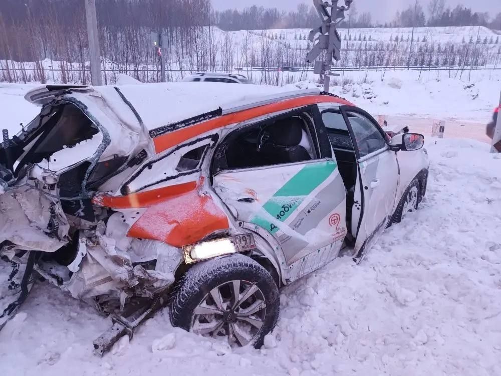 На железнодорожном переезде в Казани столкнулись электричка и автомобиль каршеринга