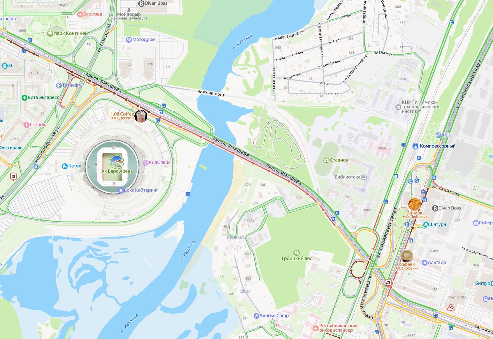 Застрявшая фура парализовала движение по проспекту Ямашева в Казани