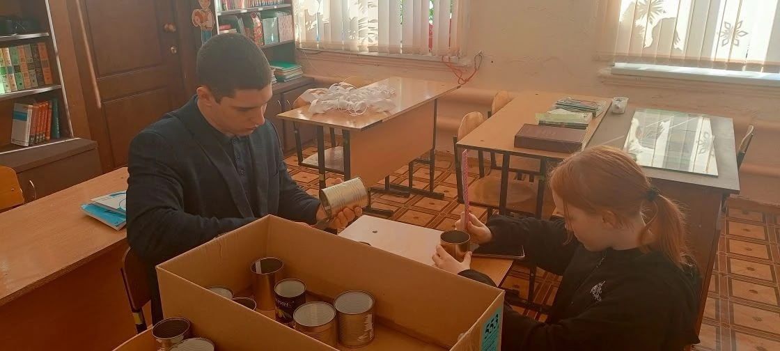 Школьники Спасского района изготавливают окопные свечи для отправки в зону СВО