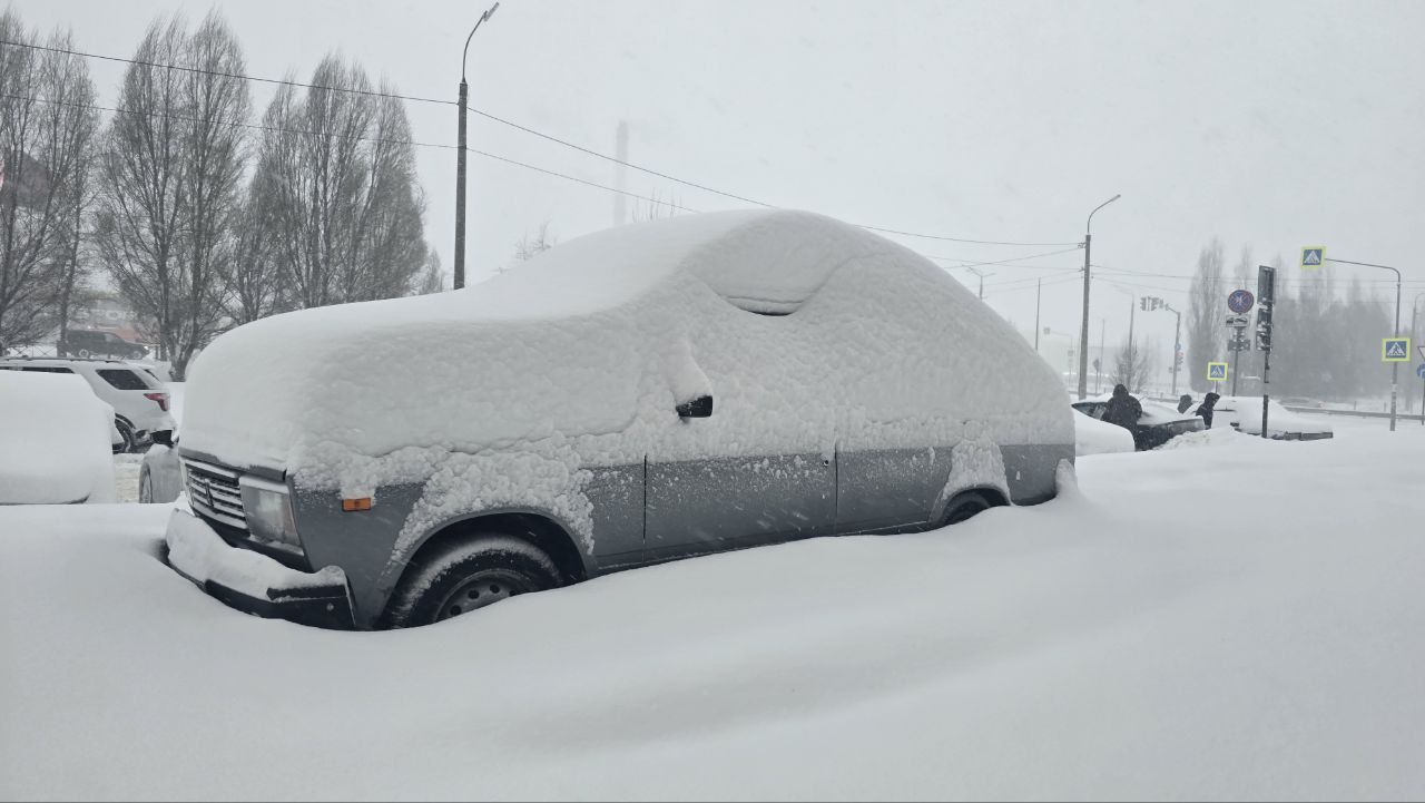 Закрытые трассы, задержанные рейсы и воскресники во дворах: Татарстан борется со снежной стихией