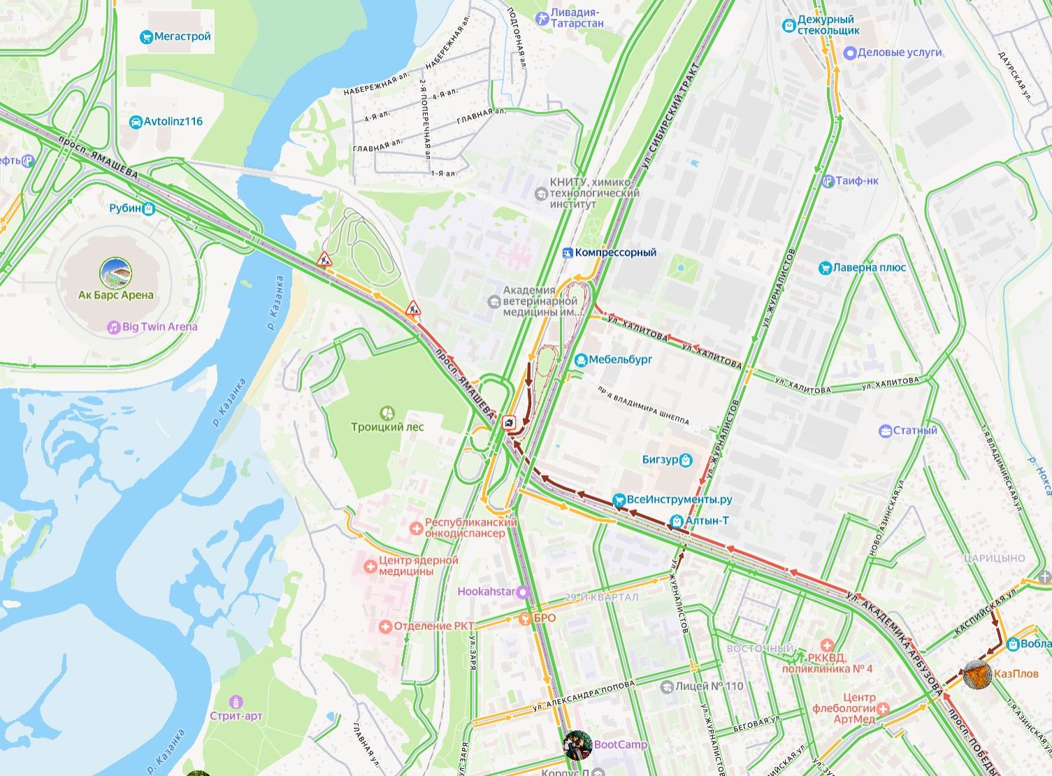 Авария парализовала движение на улице Арбузова в Казани