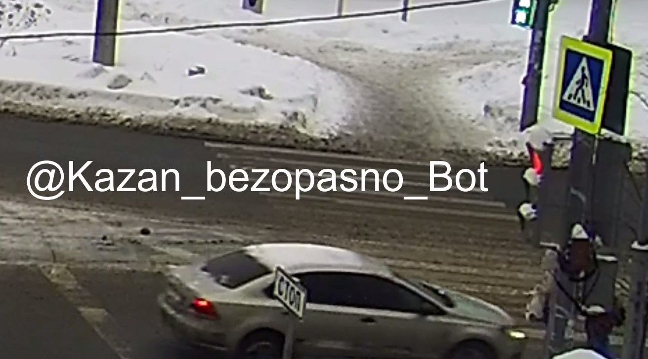 В Казани Volkswagen сбил женщину с ребенком на пешеходном переходе