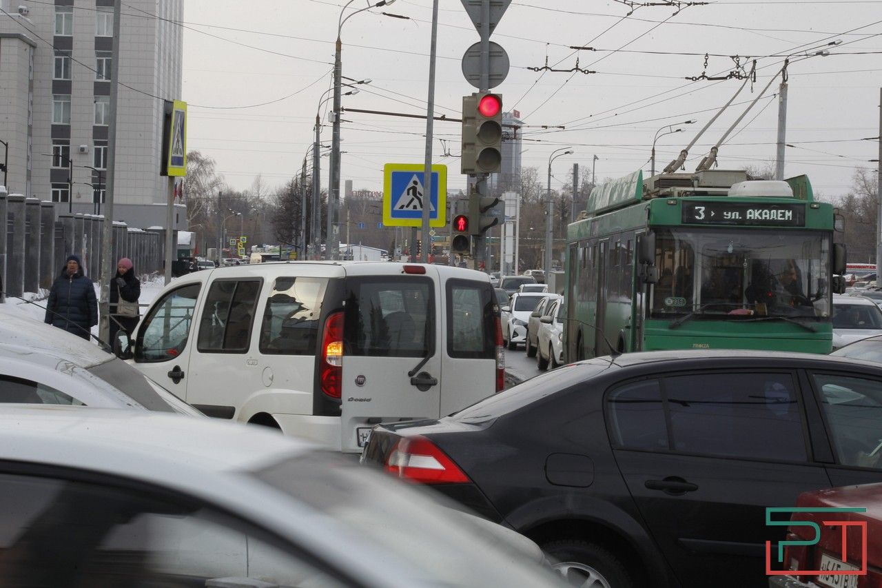 «На автомобилях не помещаемся»: в Татарстане думают, как освободить дороги от личных машин