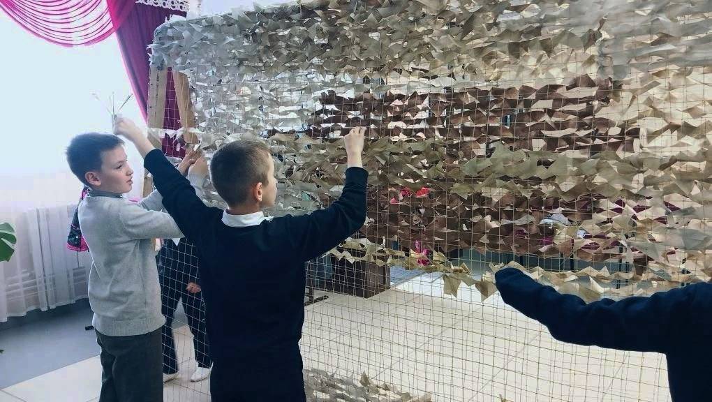 Менделеевские школьники научились плести маскировочные сети для бойцов СВО