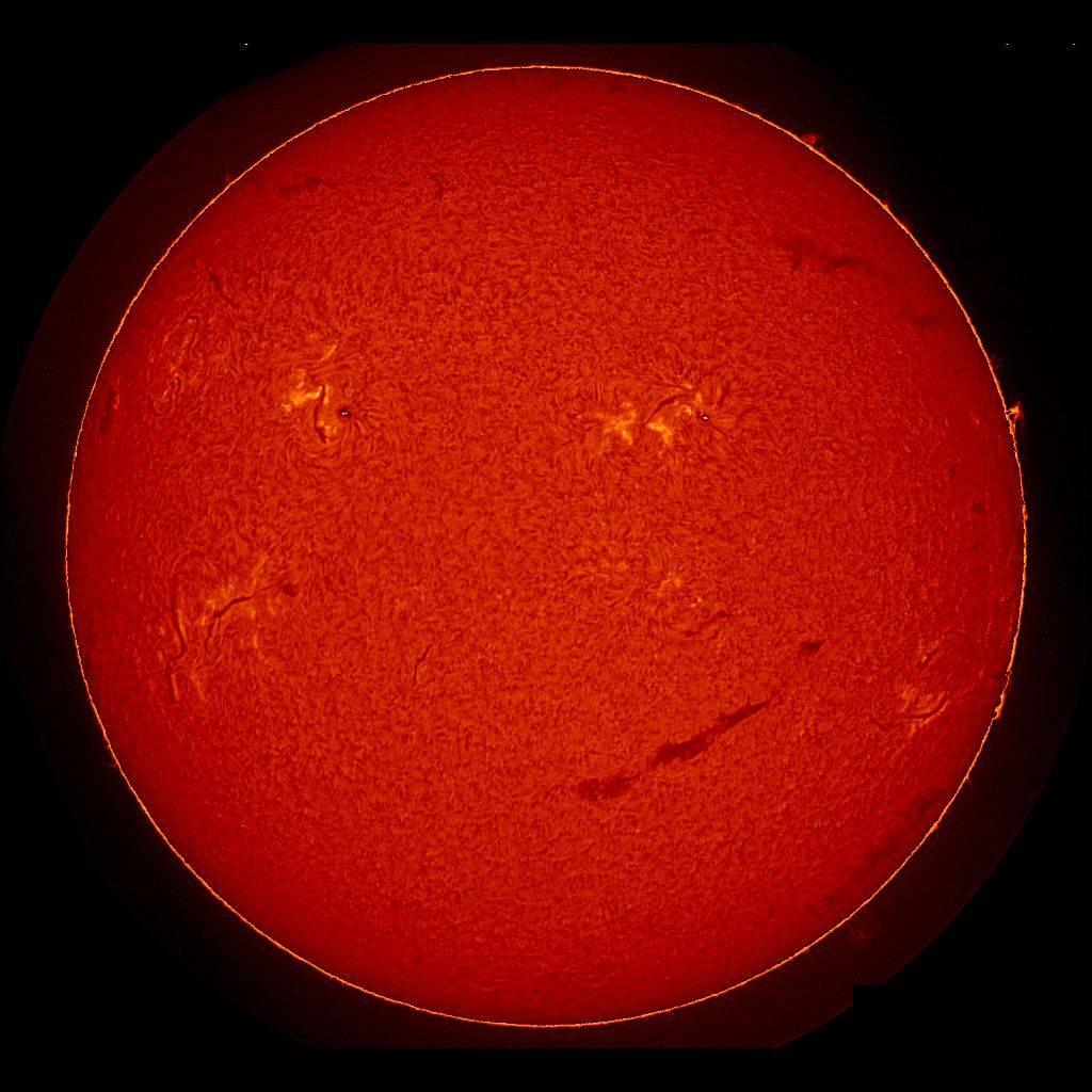 На Солнце появился огромный улыбающийся смайлик