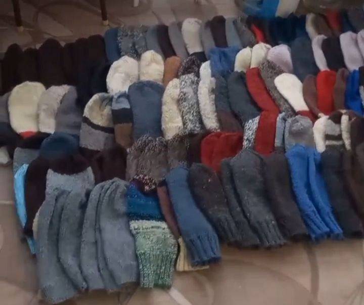 Лениногорцы отправили посылку с травяным чаем и вязаными носками в зону СВО