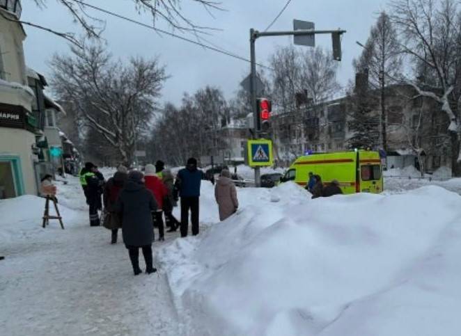 В Бугульме на женщину упала глыба льда - прокуратура проводит проверку
