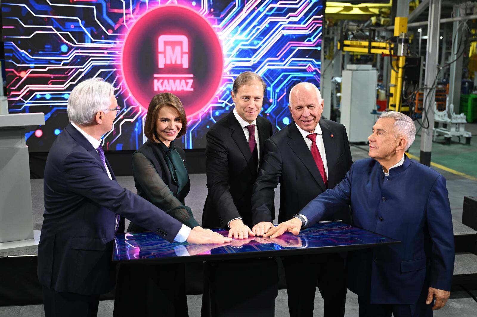 Минниханов и Мантуров запустили новый завод по производству мостов на КАМАЗе