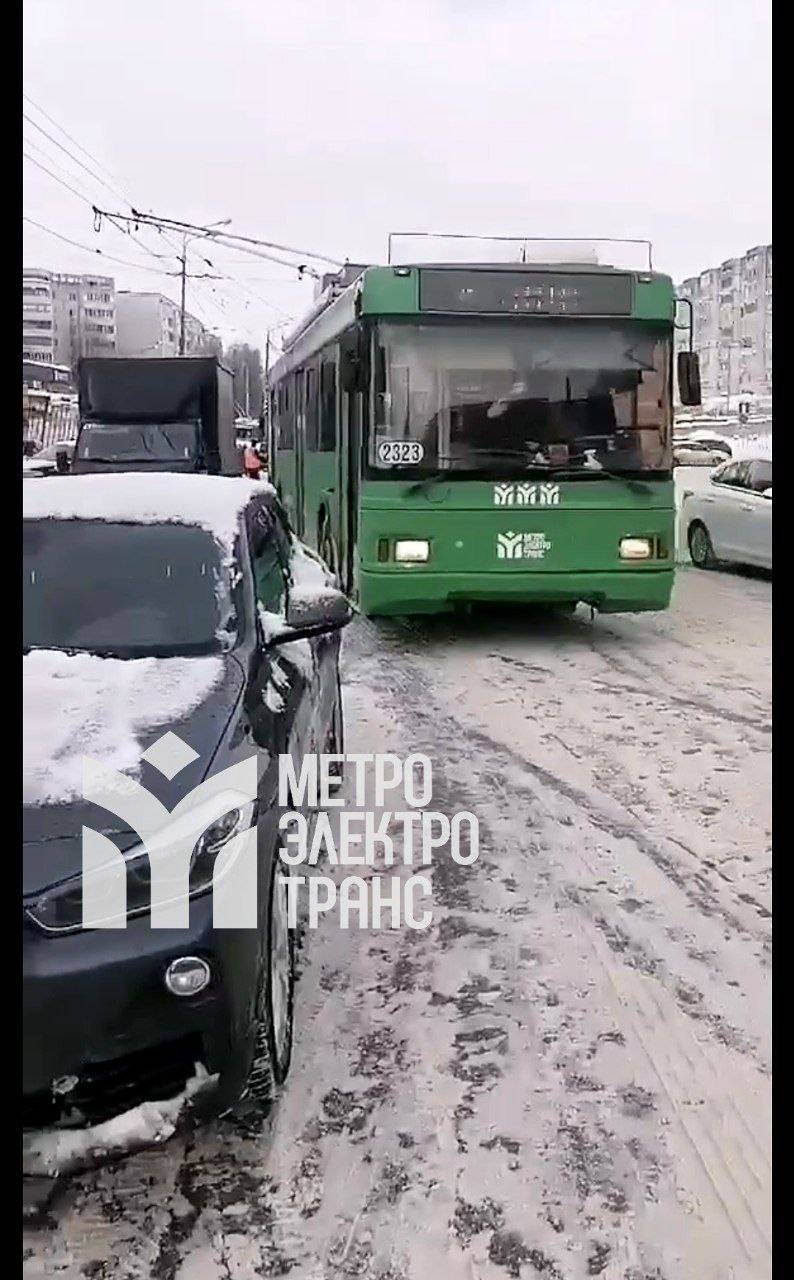 Три маршрута троллейбусов в Казани разворачивают из-за брошенного на дороге авто