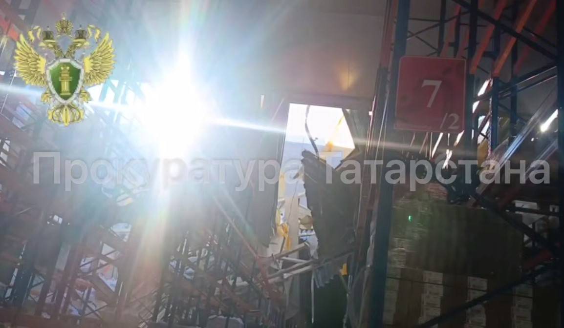 Прокуратура организовала проверку после обрушения крыши на складе в Зеленодольске