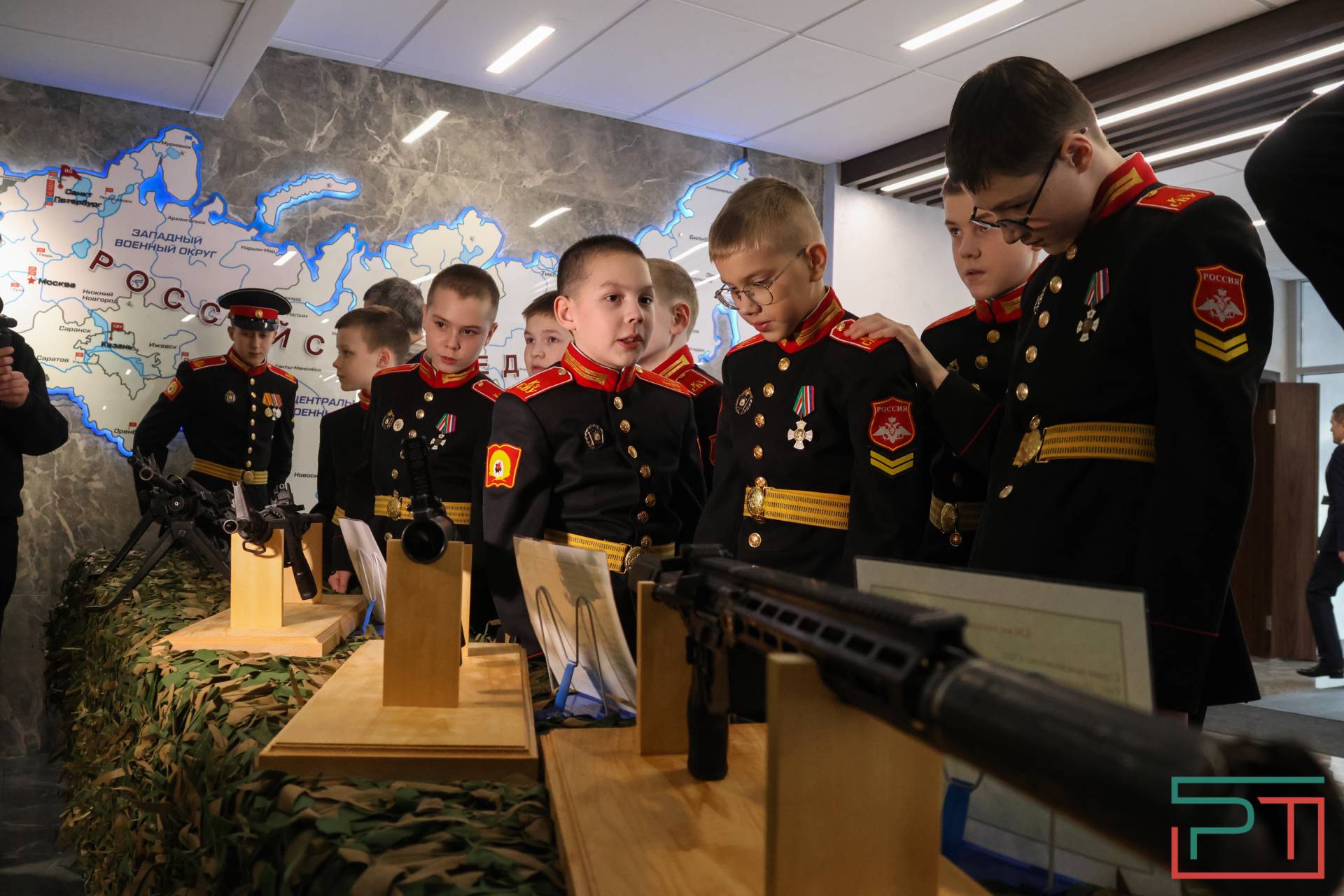 Курсантов Казанского суворовского военного училища поздравили с Днем защитника Отечества