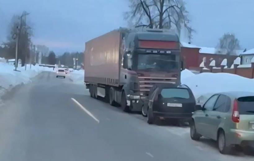 Автобусы №36 в Казани временно не доезжает до конечной остановки из-за припаркованных машин