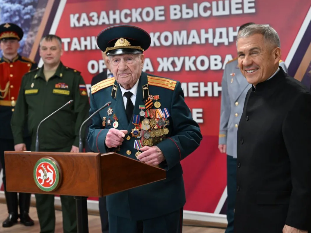 Минниханов вручил орден «Дуслык» ветерану Великой Отечественной войны Комлеву