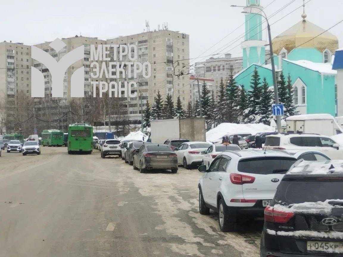 В Казани более чем на час вставали троллейбусы из-за оставленных у дороги машин