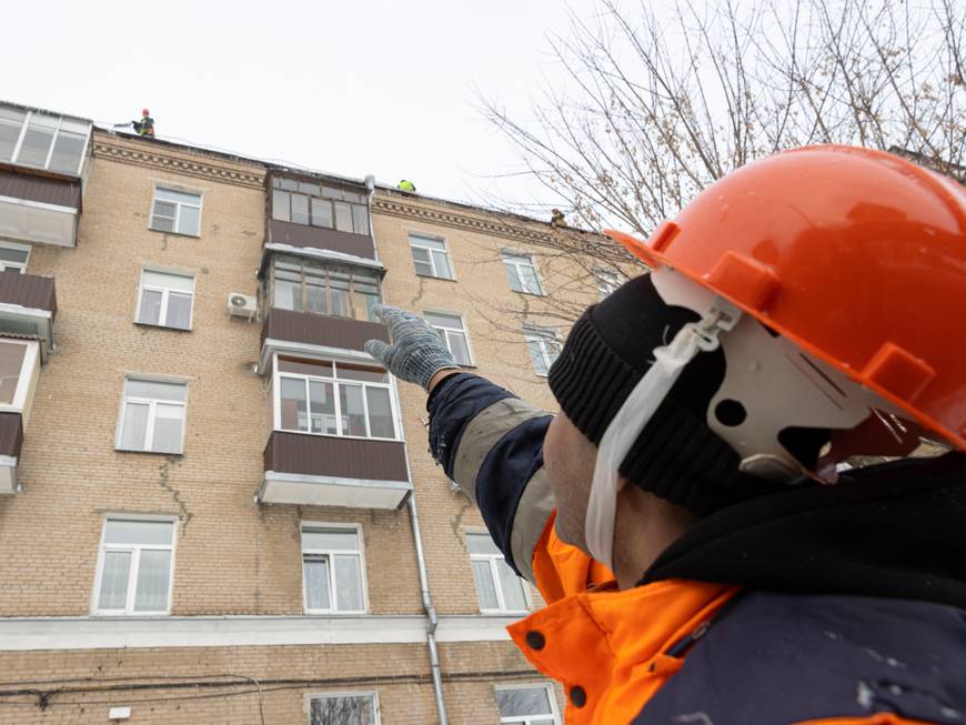 В Казани расчищено от снега и наледи 760 скатных крыш – это меньше половины