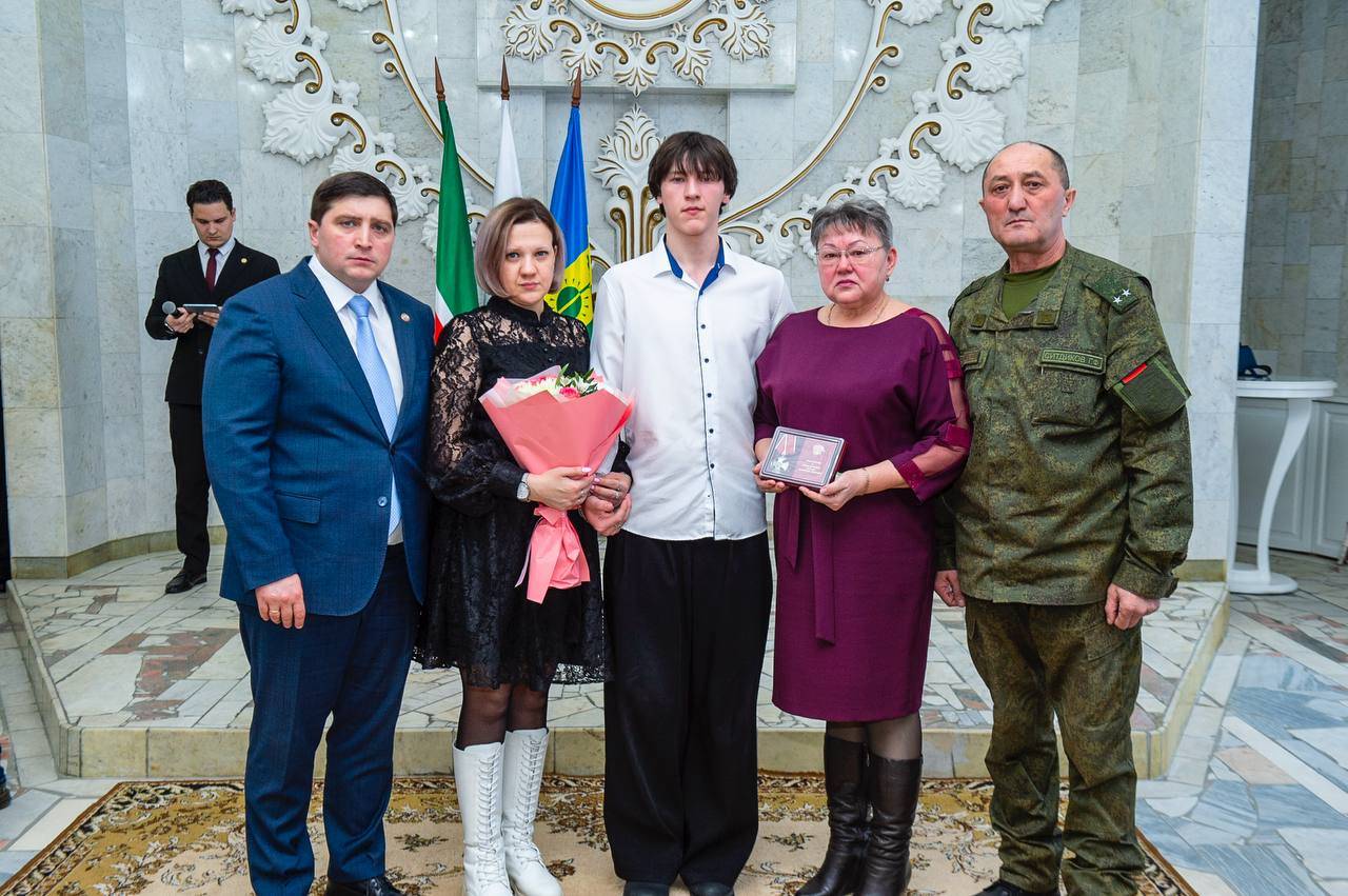 В Нижнекамске вручили ордена и медали близким погибших бойцов СВО