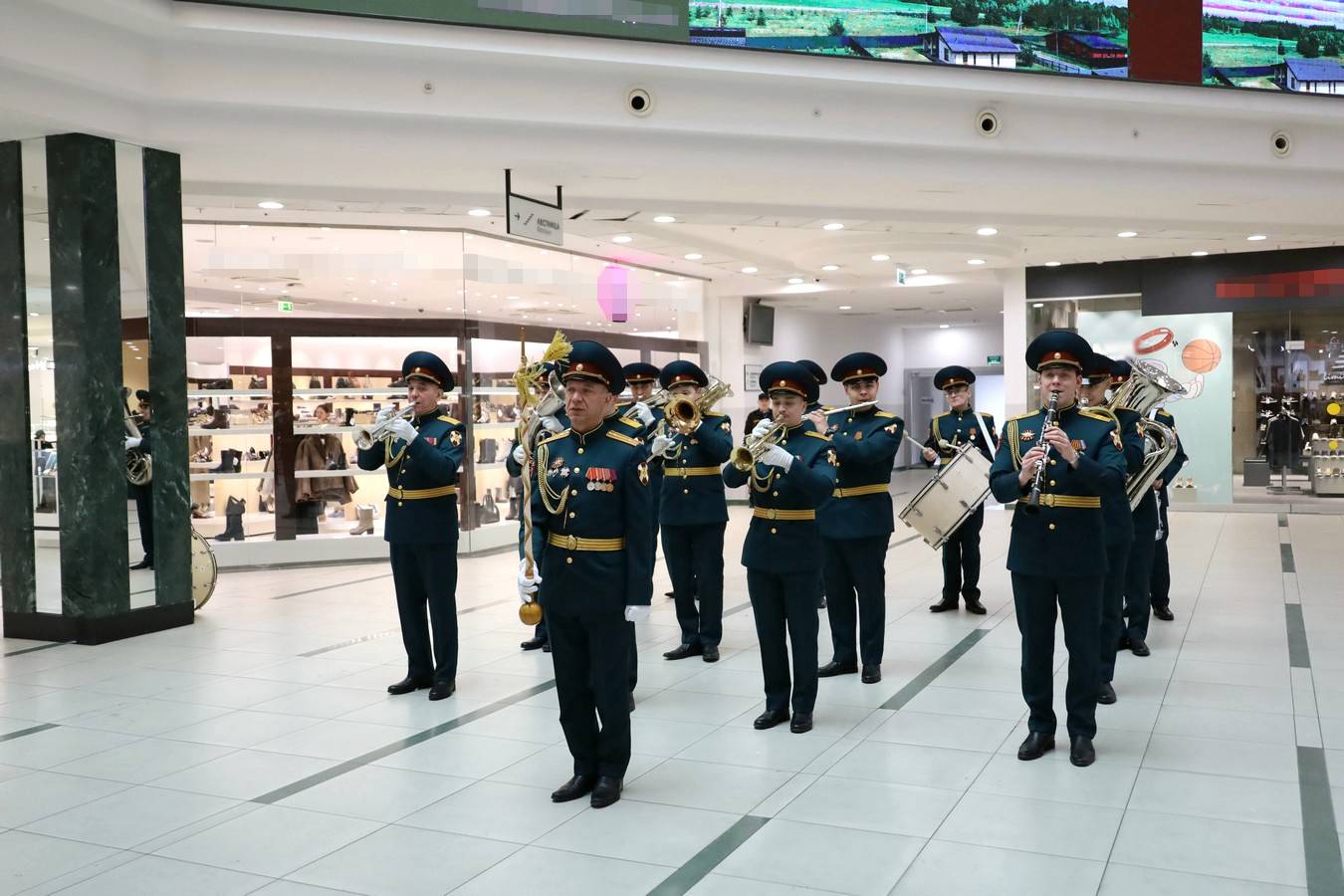 Военный оркестр Росгвардии устроил музыкальный флешмоб в одном из ТЦ Казани