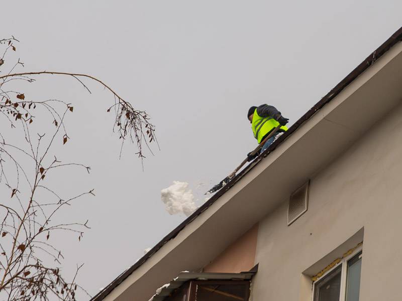 В Казани очистили от снега и наледи еще 185 крыш многоквартирных домов